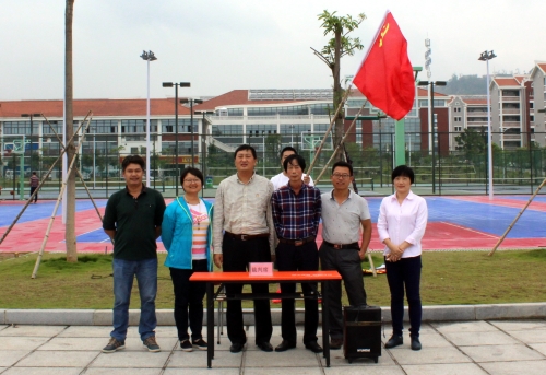 展现运动风采、汇聚发展合力——翔安校区服务办党支部举办2016年趣味运动会之拔河比赛