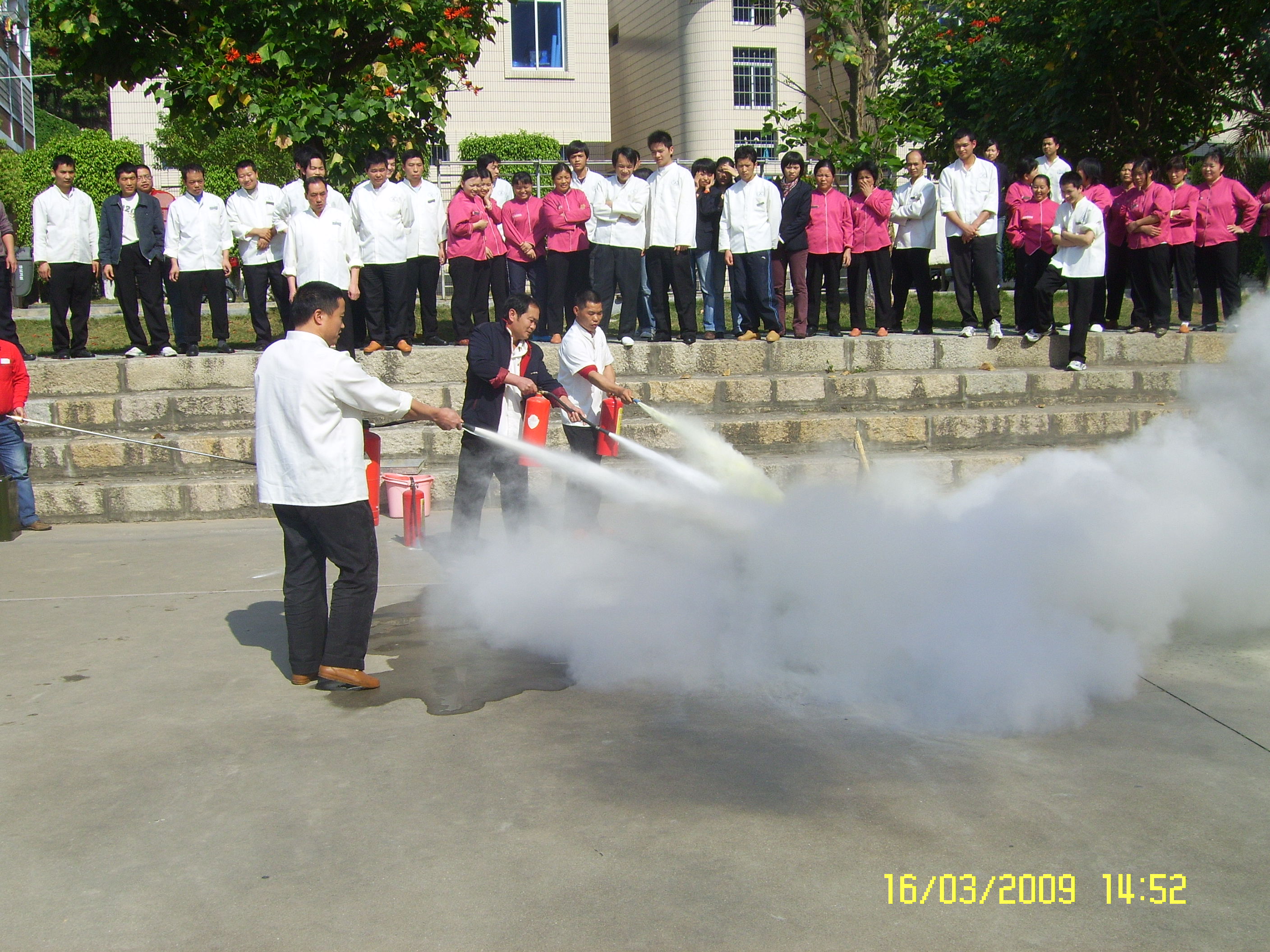 饮食服务中心开展消防演练