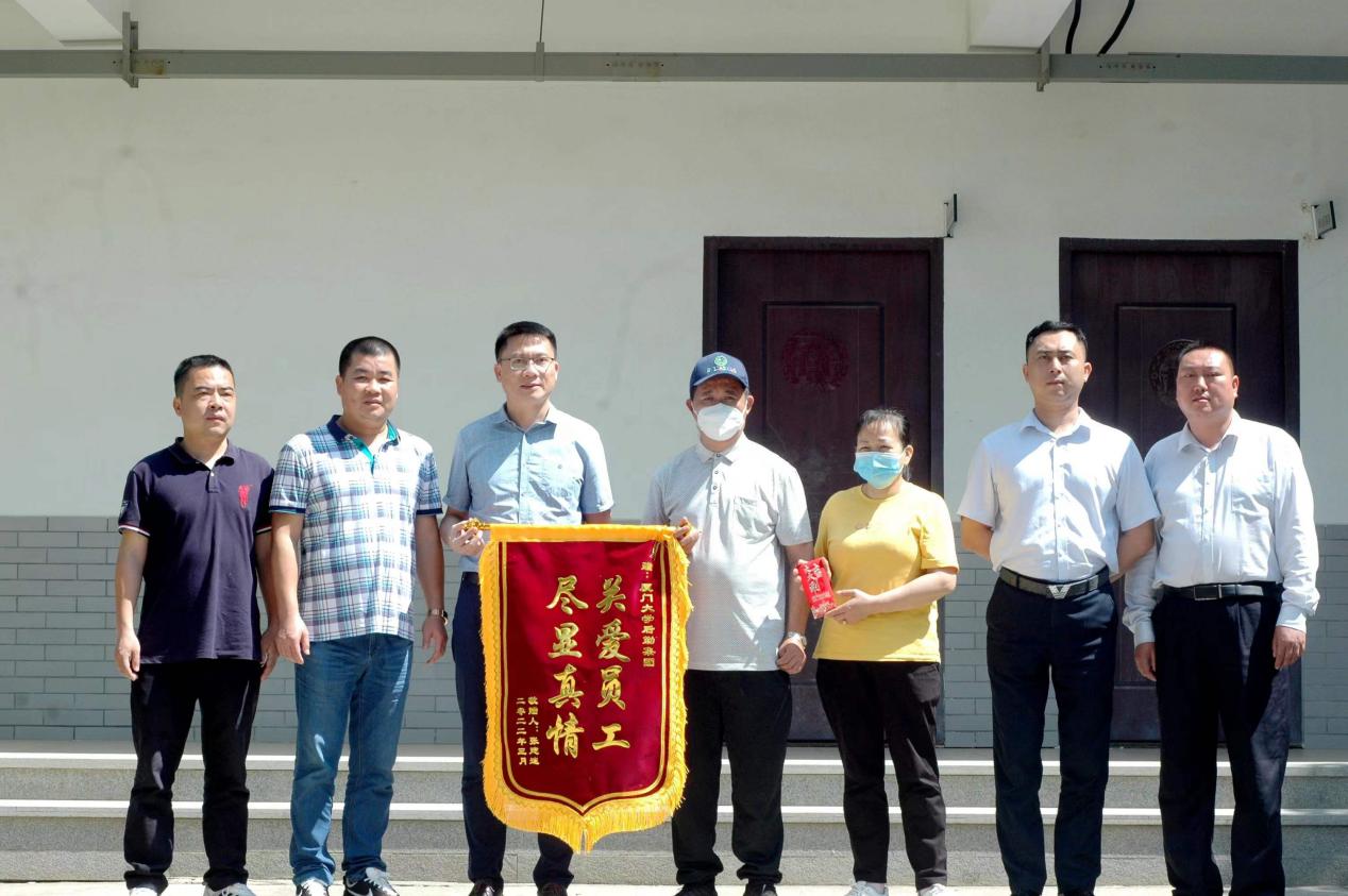 集团领导慰问困难职工传递爱心