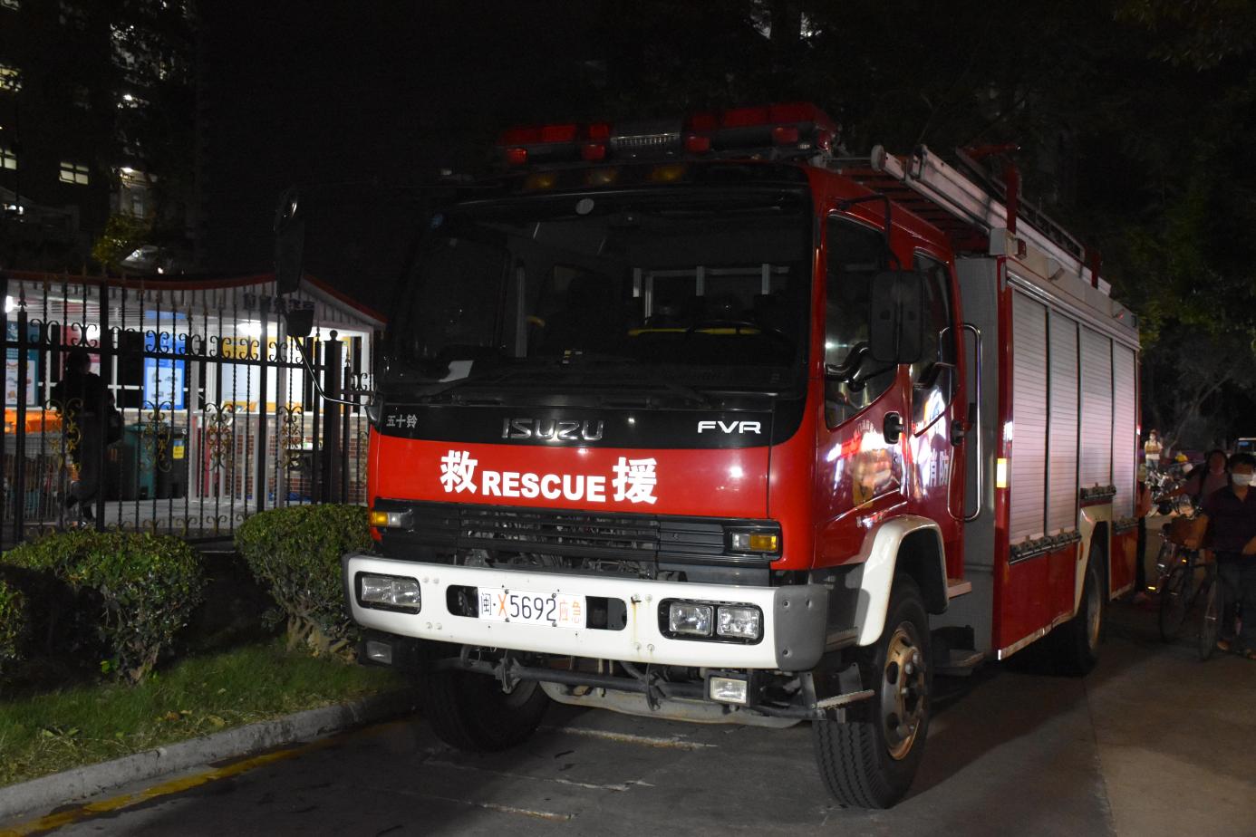 【为师生办实事】摘除马蜂窝,去隐患护安全