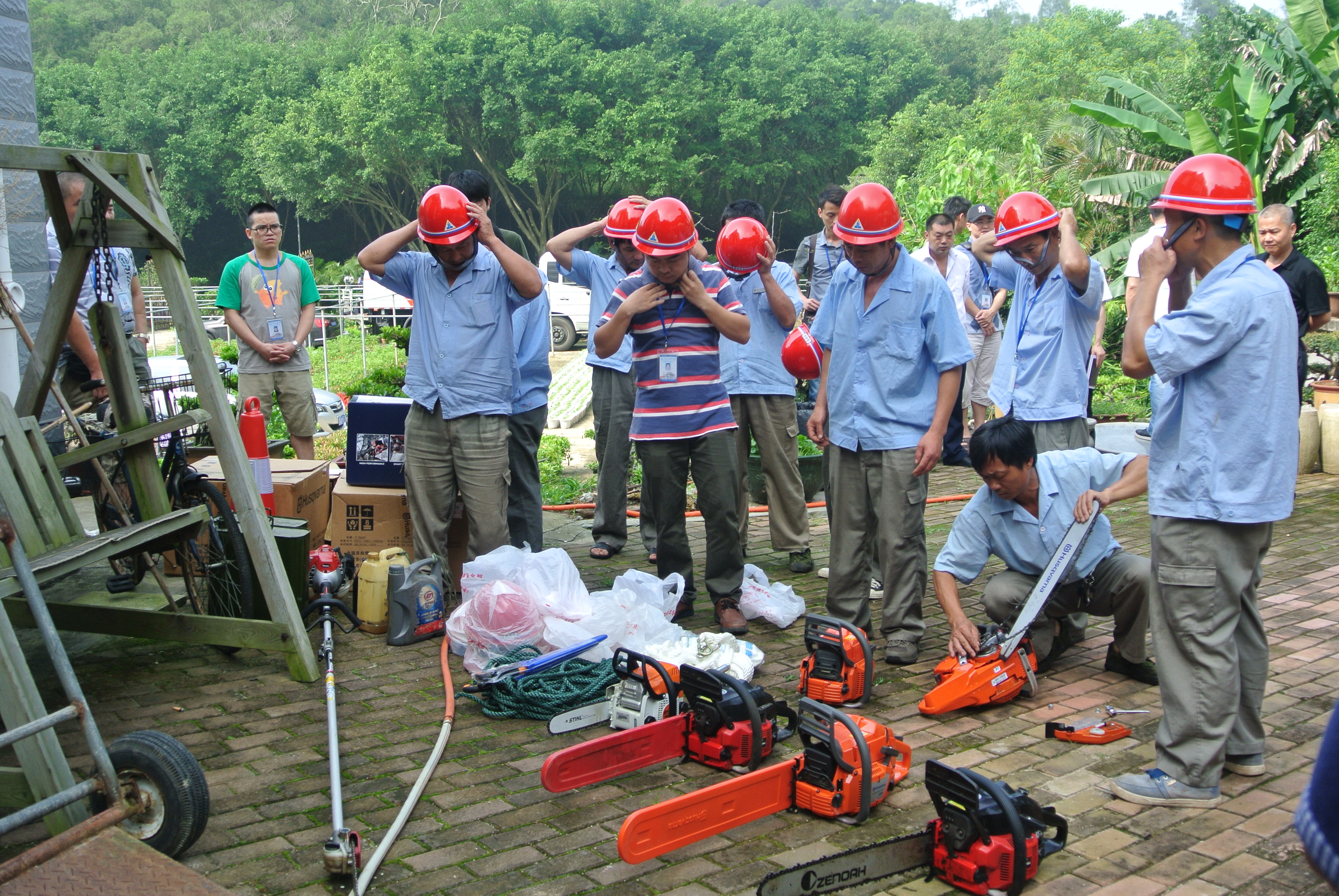 资产与后勤事务管理处与后勤集团联合开展防洪防台风应急演练
