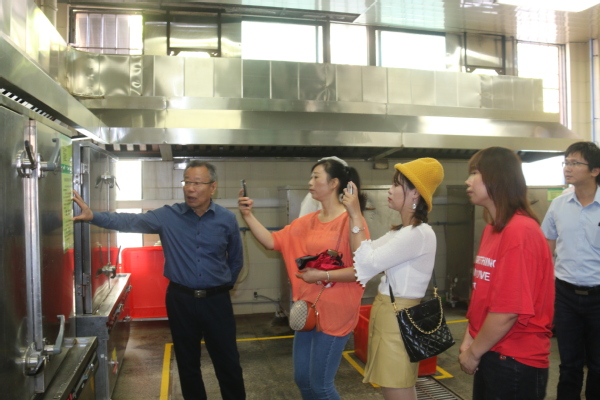 漳州校区服务办党支部开展“不忘初心、牢记使命”主题教育支部志愿活动——厦门南强物业服务有限公司漳州分公司校外项目从业人员食品安全操作规范培训