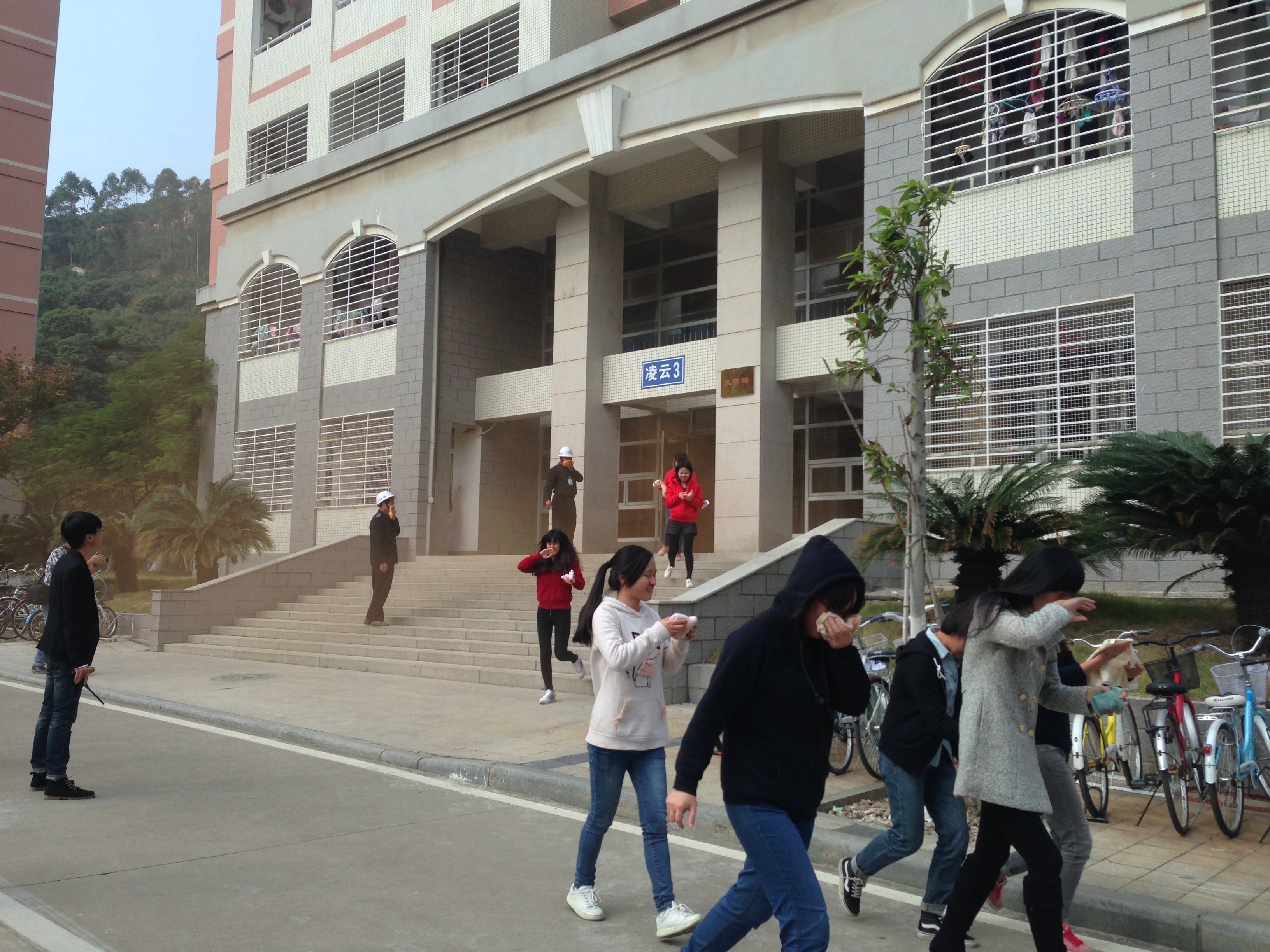 漳州校区开展高层疏散消防演练