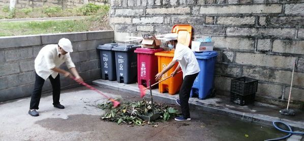 饮食服务中心人人动手开展秋季爱国卫生运动