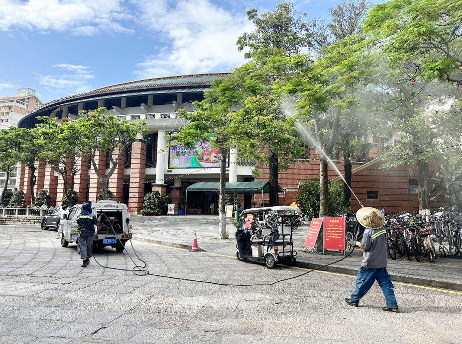 守护绿色校园,学生公寓与环境服务中心科学防治病虫害