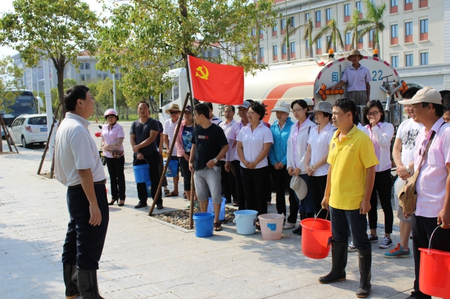 推进“两学一做”学习教育,发挥党员先锋模范作用------翔安校区后勤服务办党支部抗灾救灾活动侧记