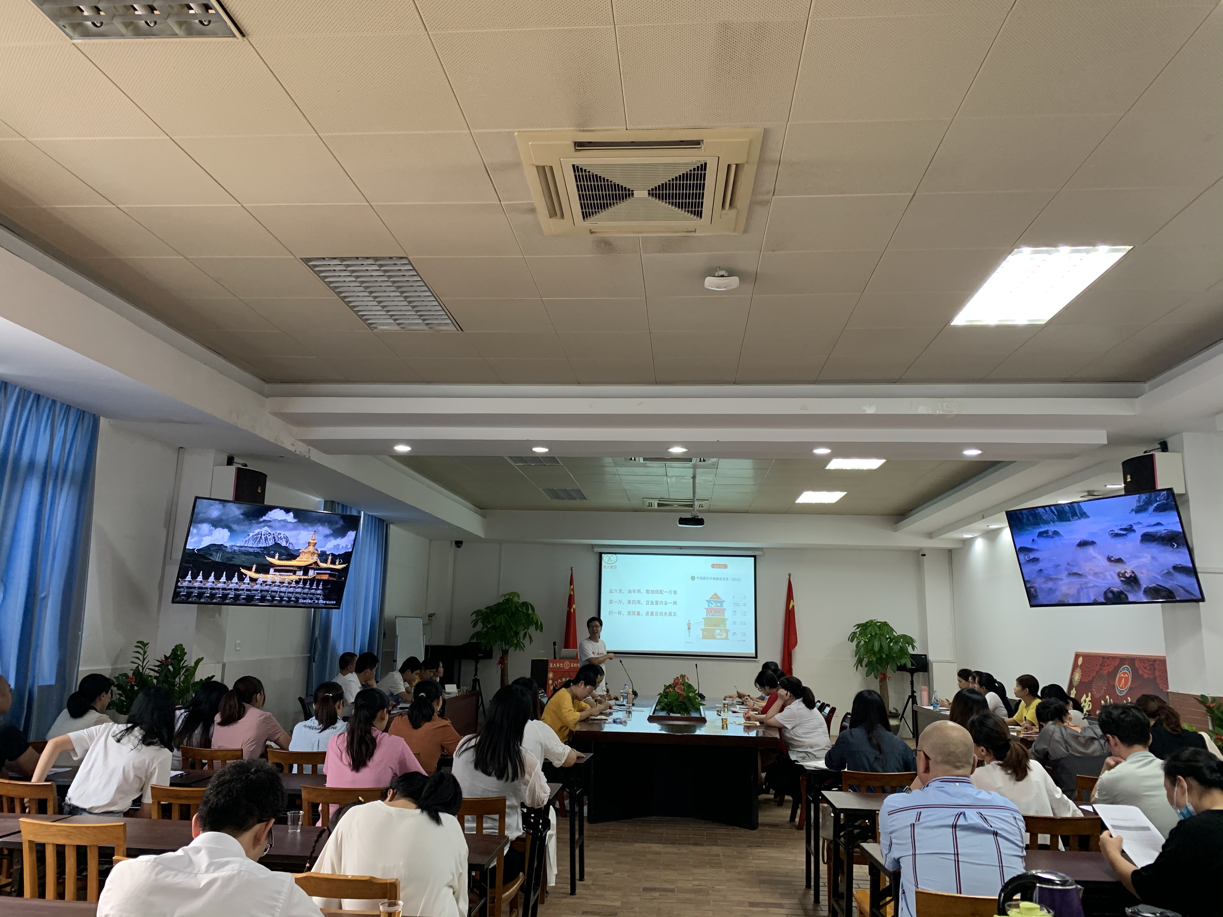 合理搭配营养膳食  共促校园“食育”工程——南强后勤开展青少年儿童营养搭配深化培训