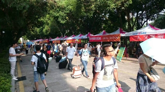 热情 高效 细致——学生公寓与环境服务中心扎实做好2016级本科生迎新工作