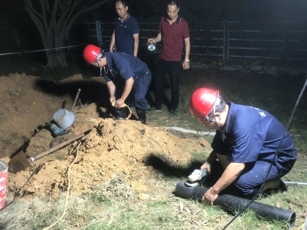 夜幕下的“供水卫士”——水电服务中心漳州校区水电维修部为敬贤教师公寓供水保驾护航