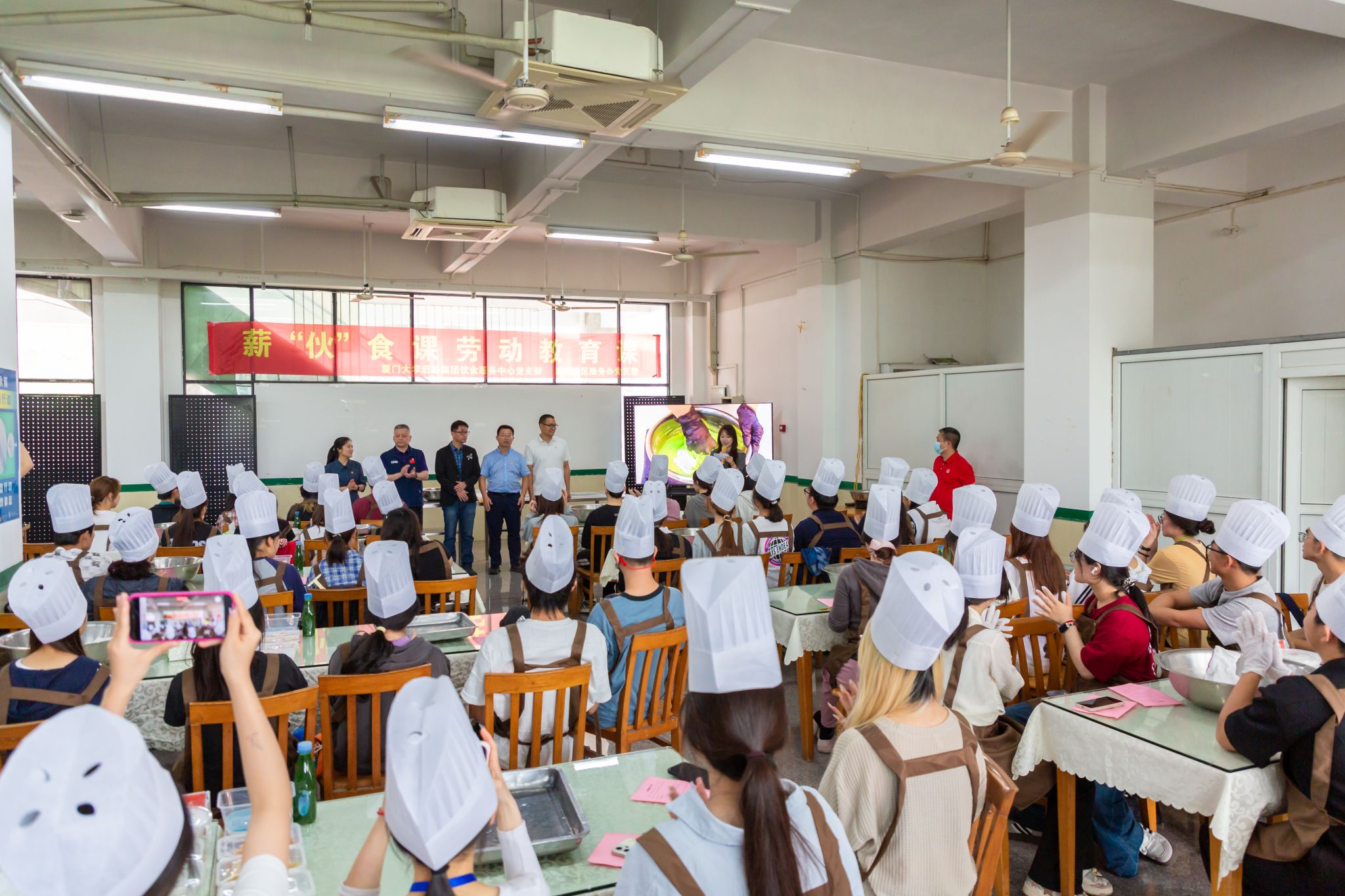 厦门大学嘉庚学院官网|劳动最美味!这个春天,大学生吃上了自己做的青团