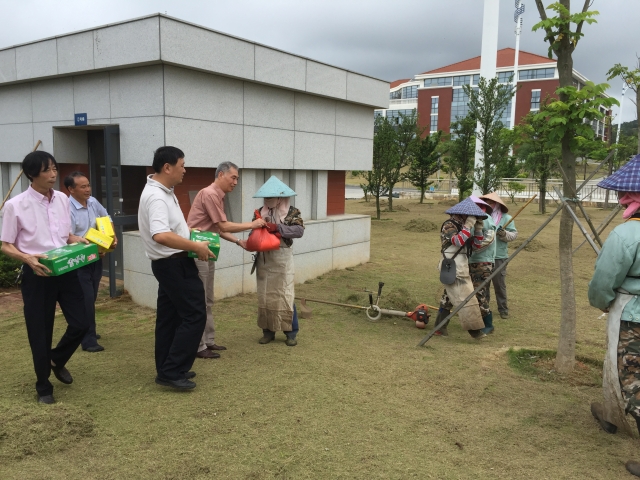 高温走访慰问送清凉——集团领导走访慰问翔安校区一线员工