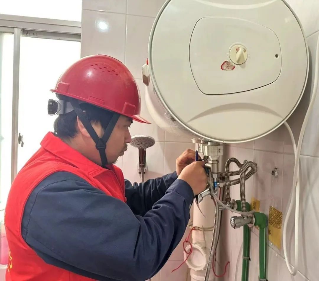 青春暖夕阳 志愿传真情——水电服务中心青年文明号开展“学雷锋月”义务水电维修服务纪实