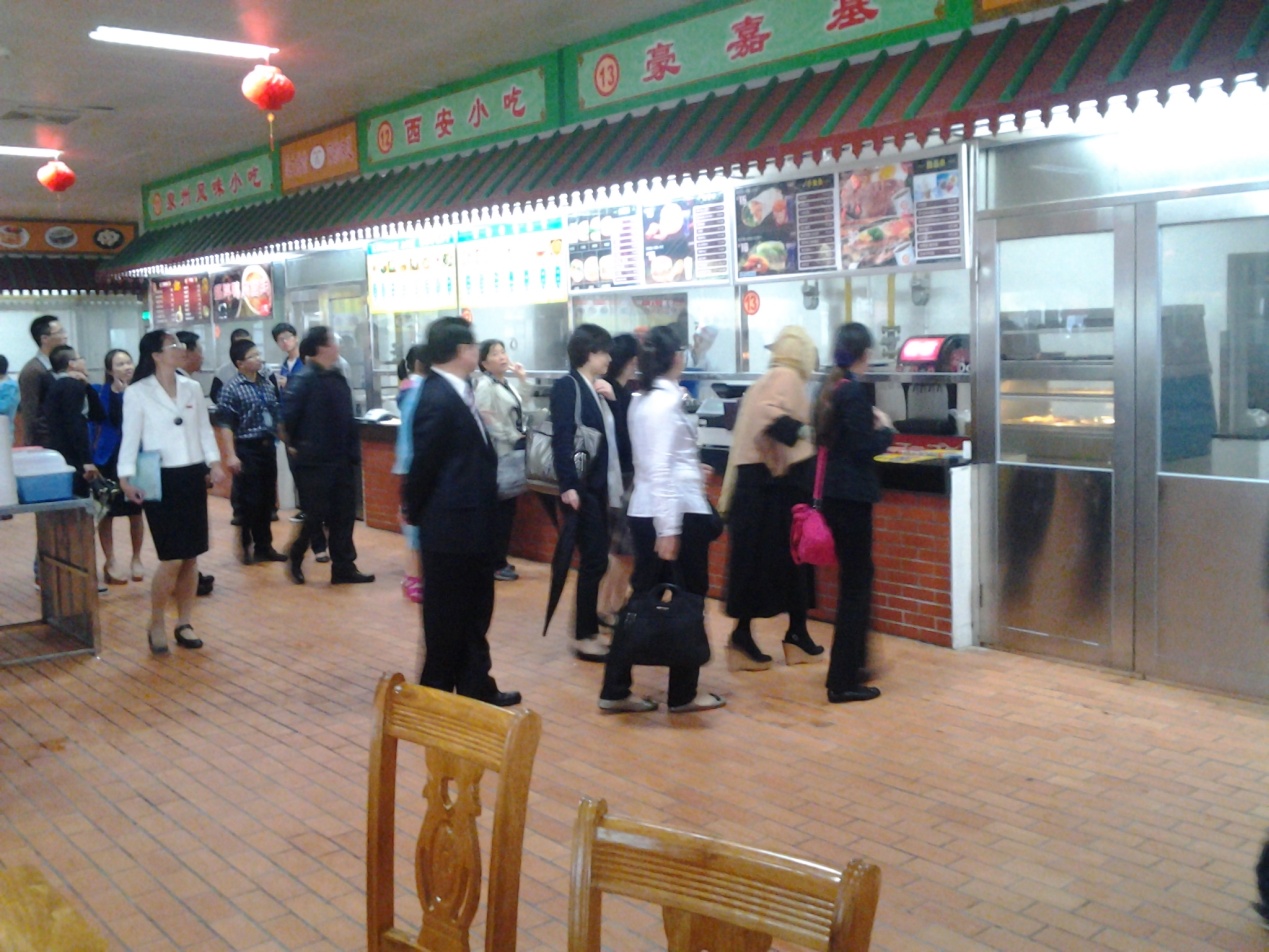 “李氏基金会”主席夫人一行莅临翔安校区竞丰餐厅