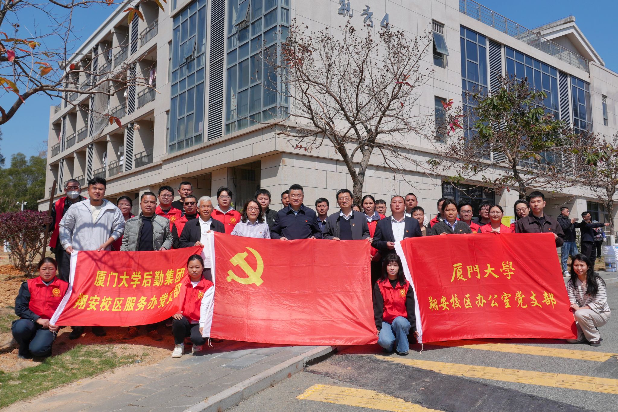 将学习成果“种”进春天里——翔安校区服务办第一党支部参加校区植树活动