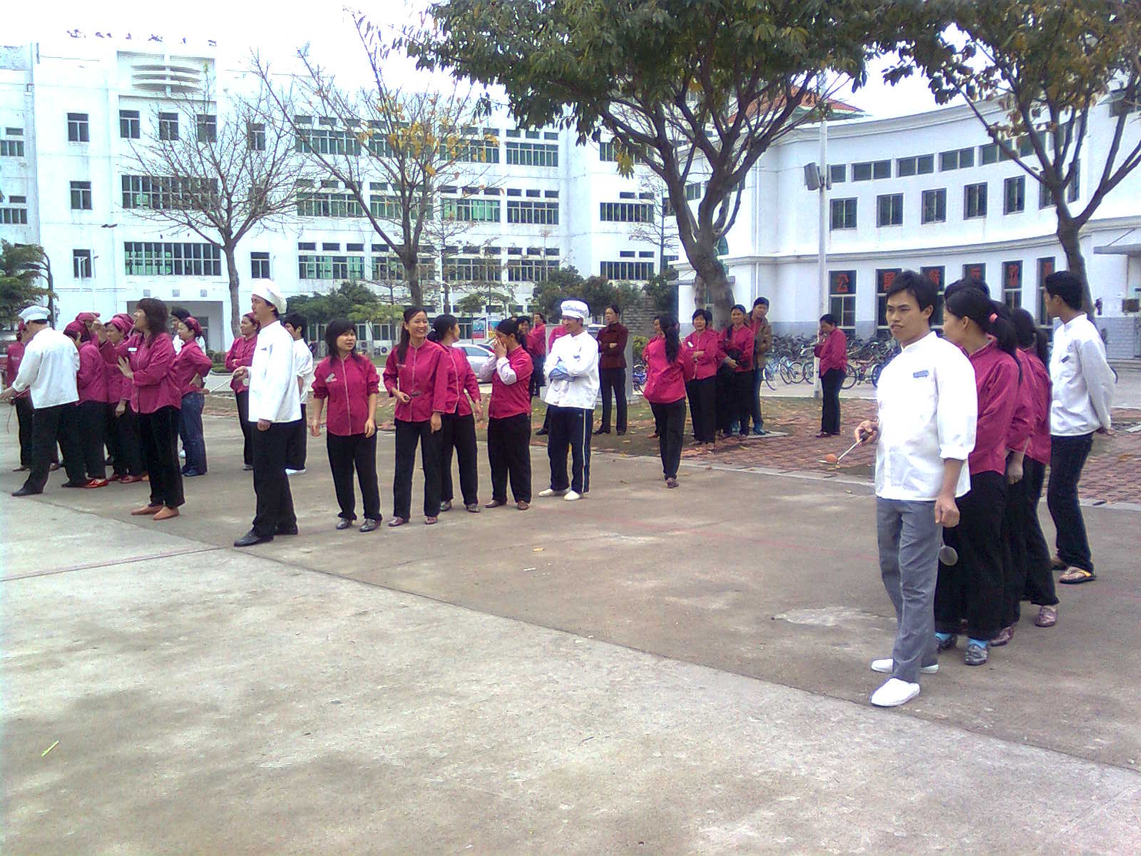 举办接力赛庆祝“三八”妇女节