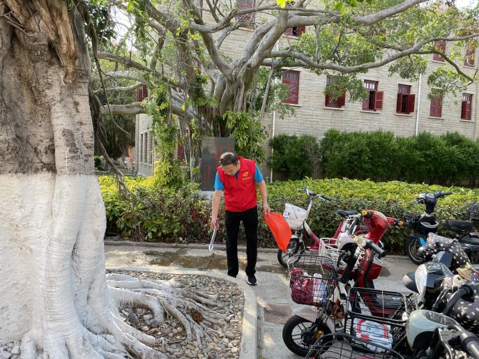 捡拾垃圾助力环境提升  净化校园迎接百年校庆
