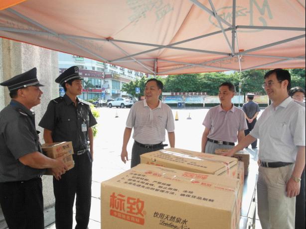 炎炎夏日送“温暖” 清凉解暑爽人心