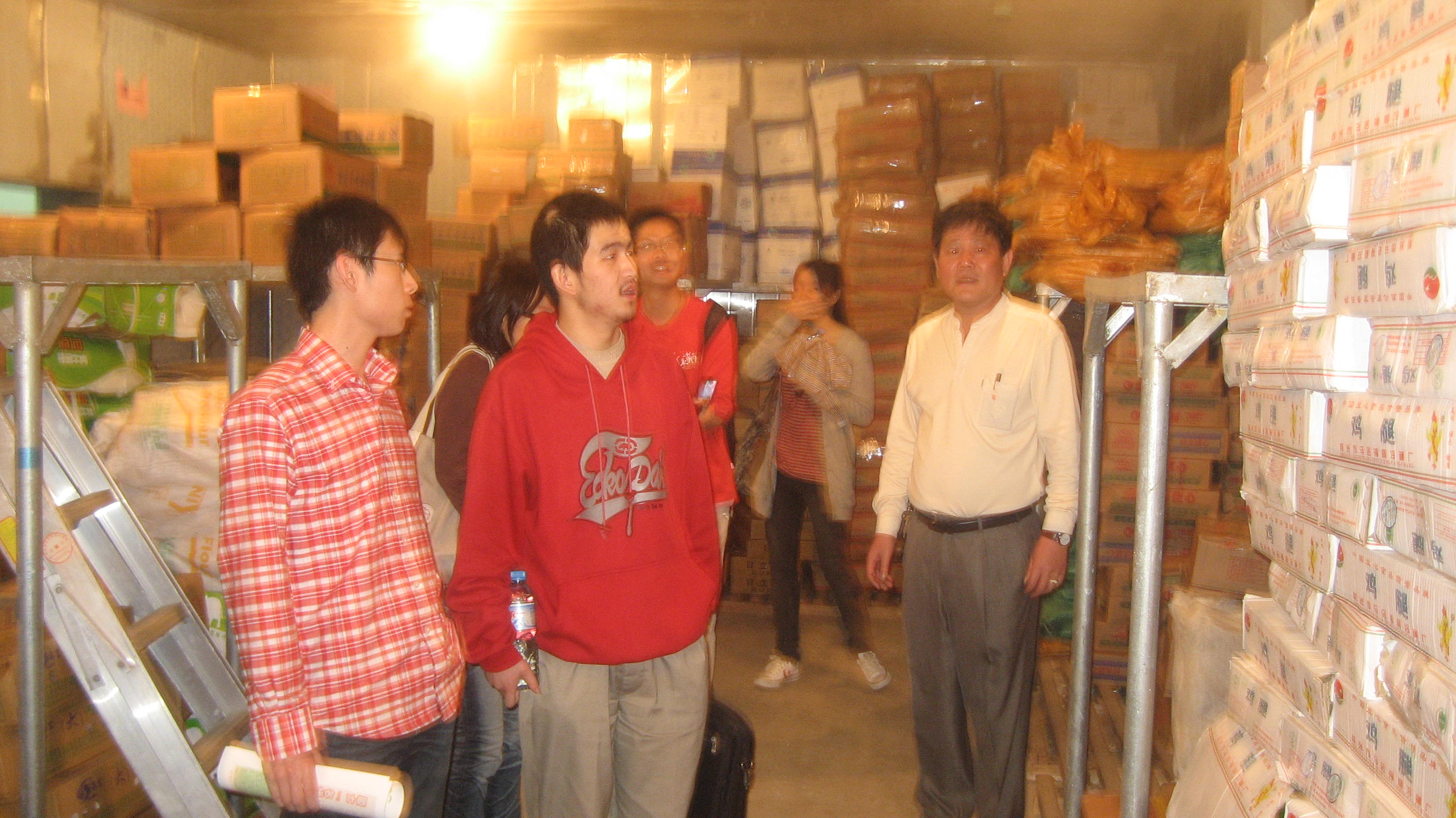 学生代表走进学生食堂参观检查