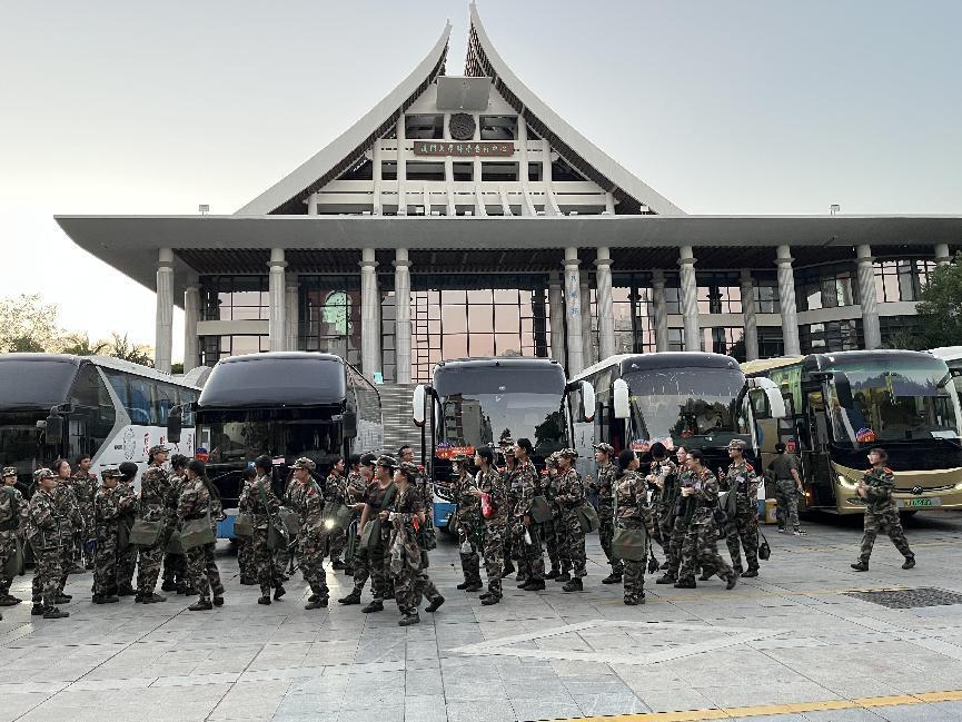 运输服务中心圆满完成2023级新生军训汇演运输保障任务