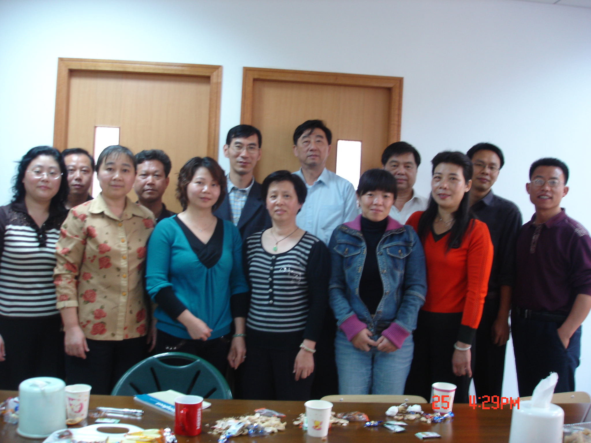 学生公寓与环境服务中心举行退休员工欢送会