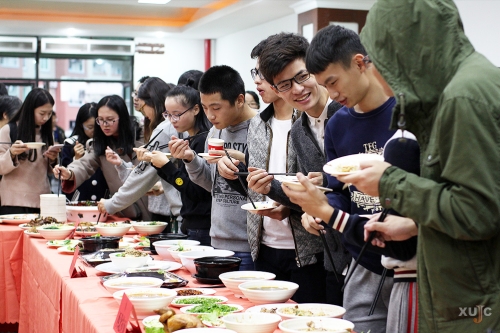 不服来战!独“嘉”美味,它是第一名——首届“食堂美食品鉴会”在北区食堂三楼风味小吃城进行