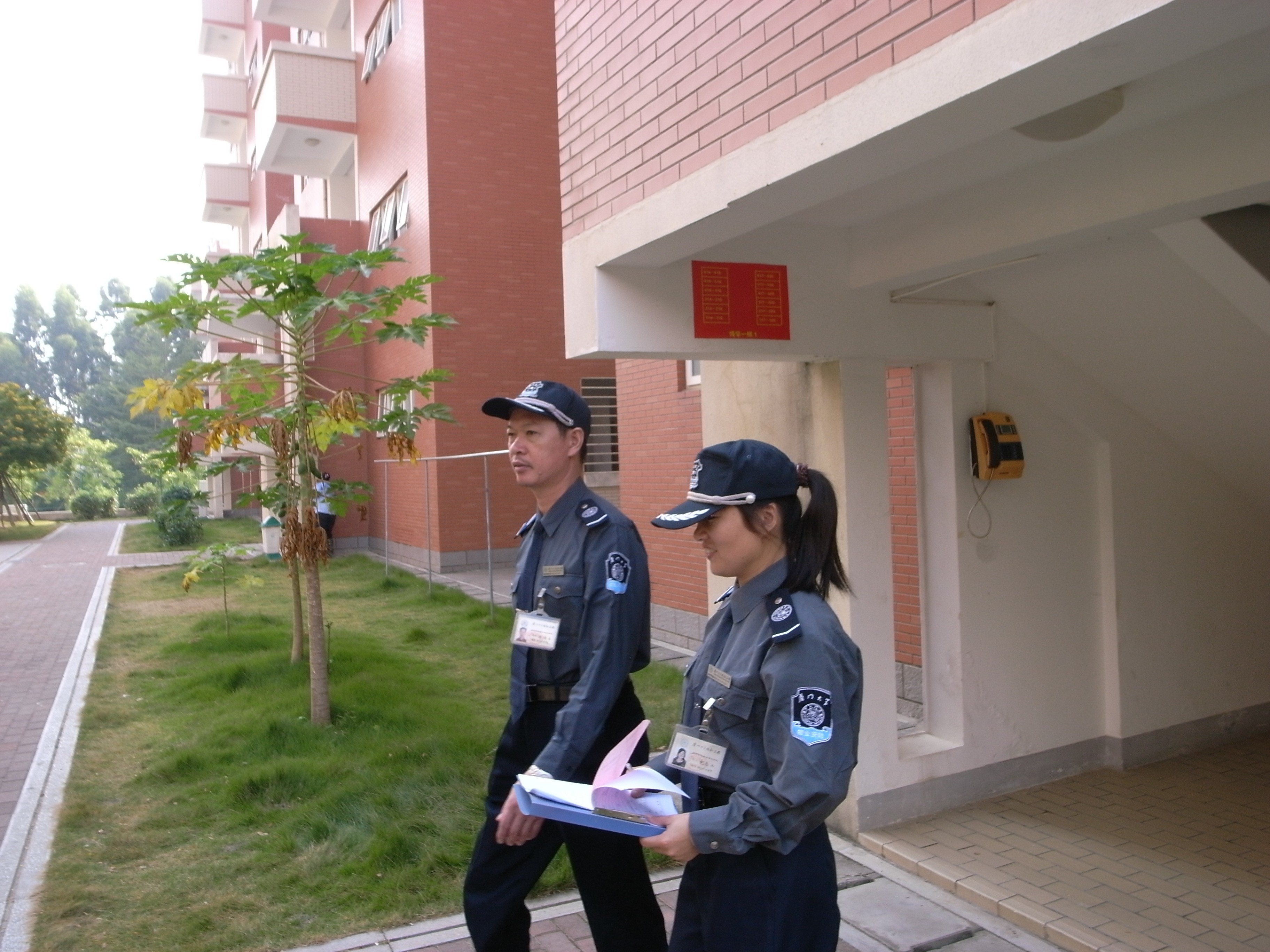 当好学生安全的“巡逻者”和“守护人”--加强宿舍防盗巡视,确保学生“家门”无忧