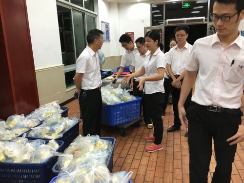 饮食服务中心顺利完成军训打靶供餐工作