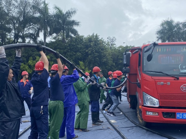 雨天“酣战”拆撤临时用电
