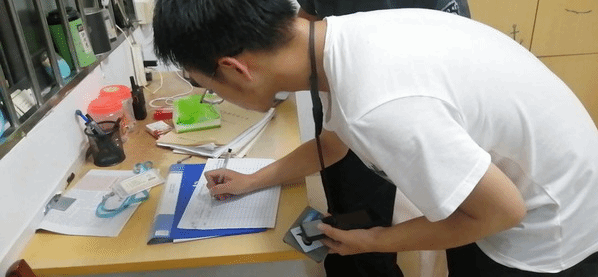 拾金不昧暖人心 雷锋精神永相传