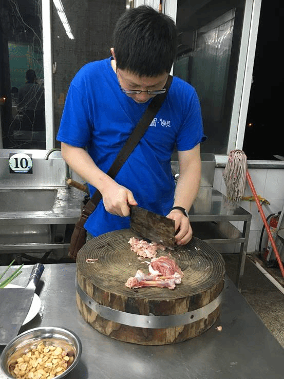 饮食文化建设之第二期青年教师厨艺班开课