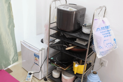 防微杜渐,加强新园区的建设与管理——翔安校区后勤安防队对学生宿舍进行安全检查