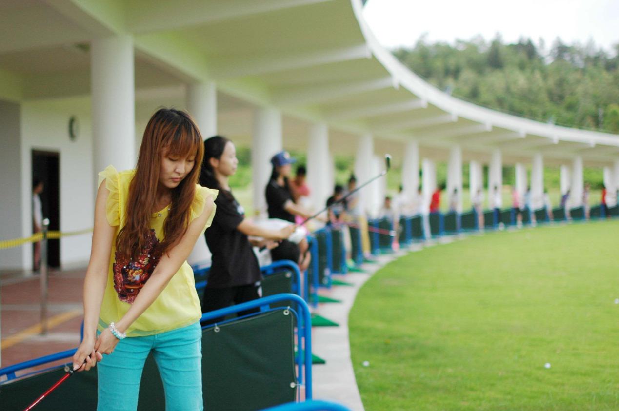 翔安校区高尔夫球课正式开杆