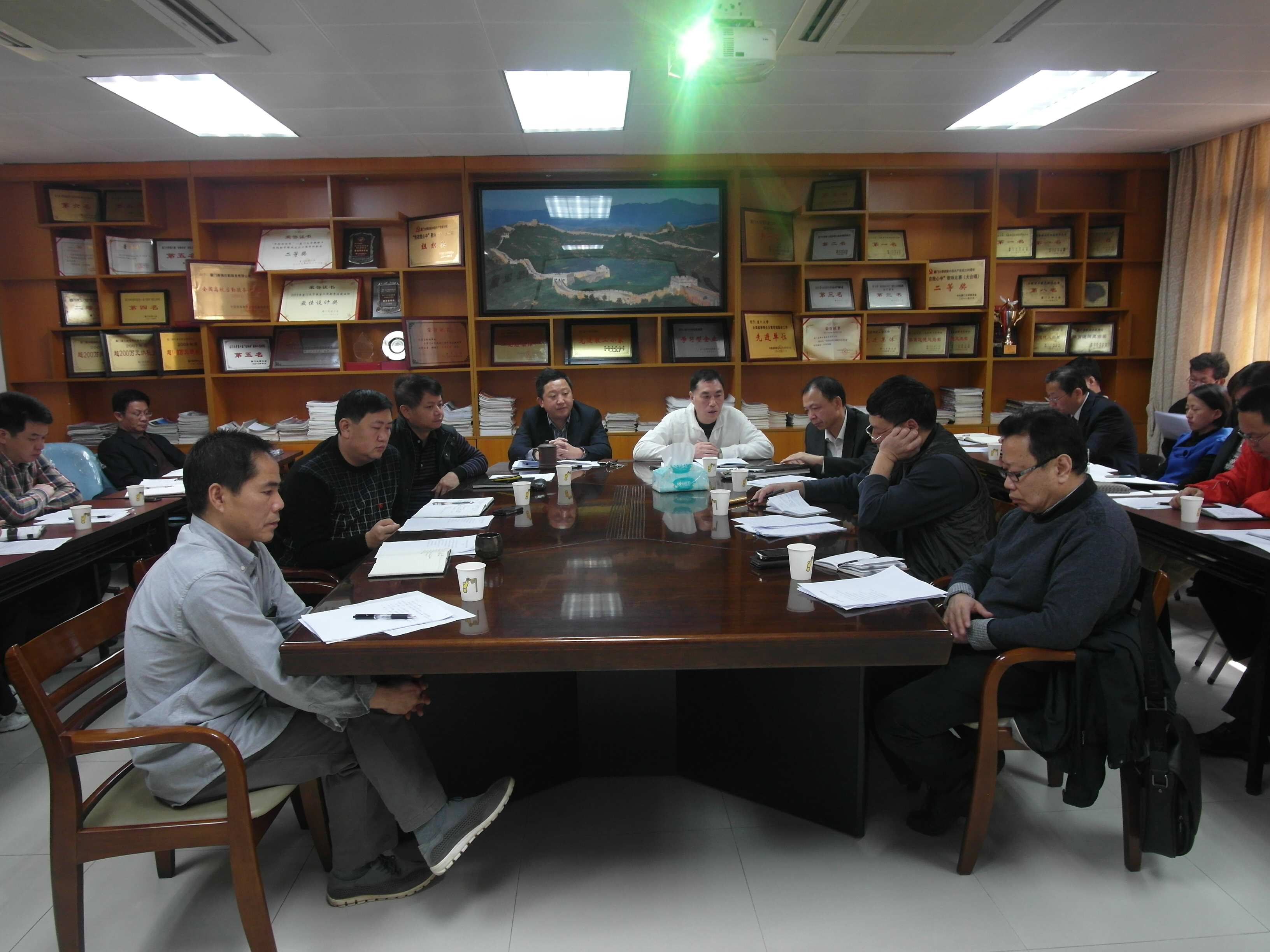 后勤集团召开中心组学习扩大会议