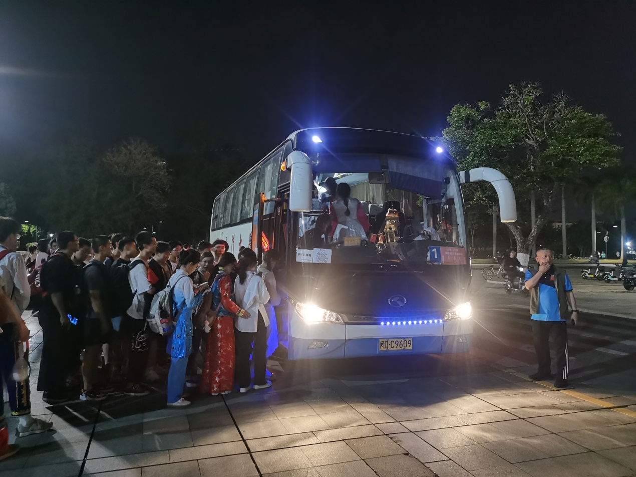 运输服务中心圆满完成第九届校园合唱节运输保障任务