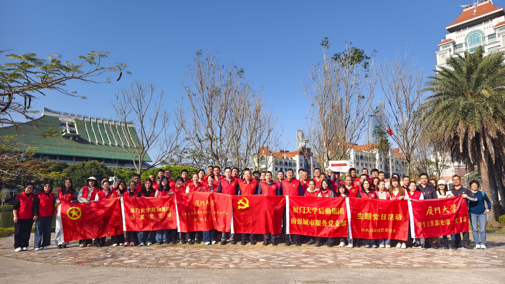 党旗领航添新绿,共谱校园美画卷