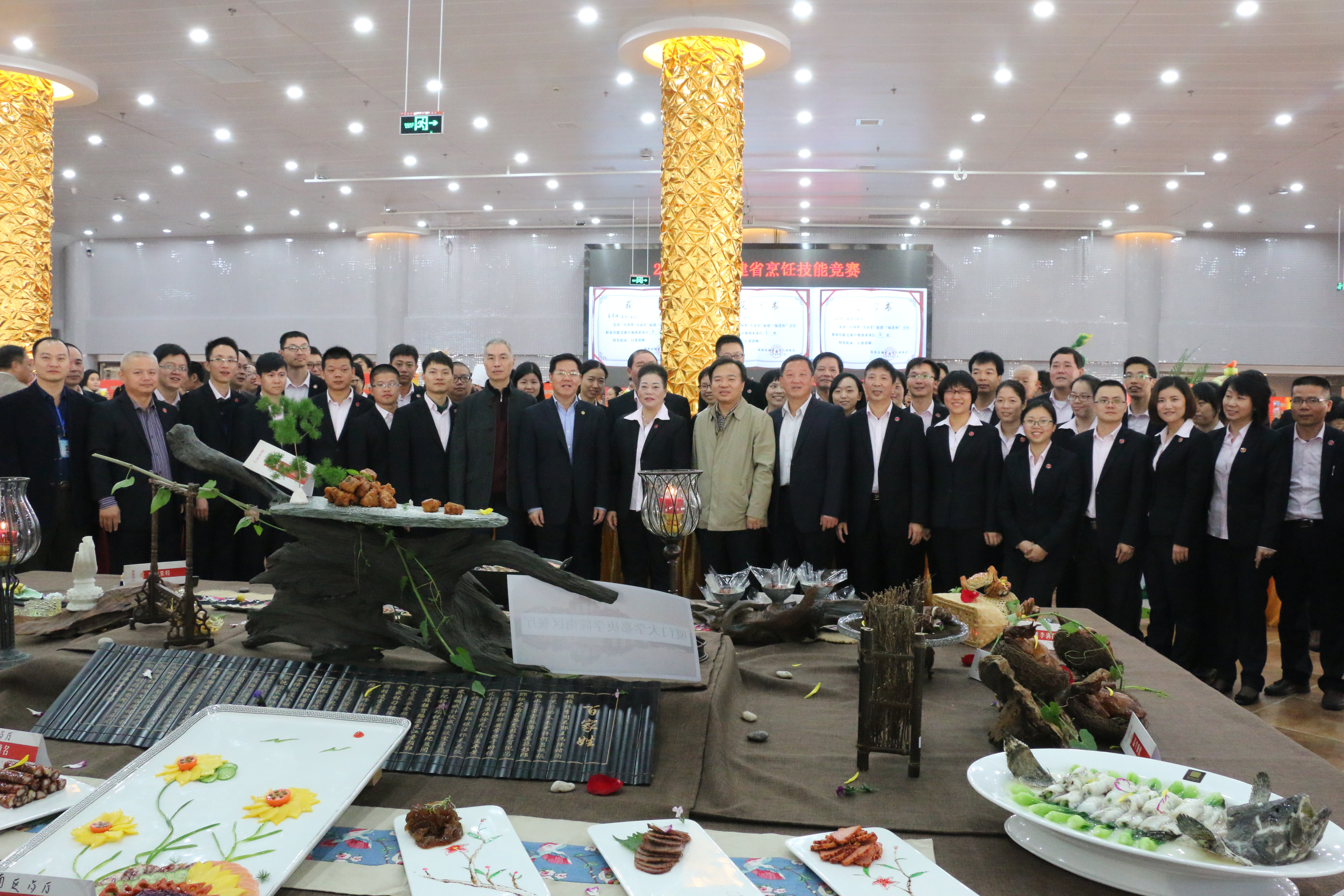 美食展精彩喜迎开业,校领导关怀温暖人心——饮食服务中心成功举办烹饪技术与菜肴展示会