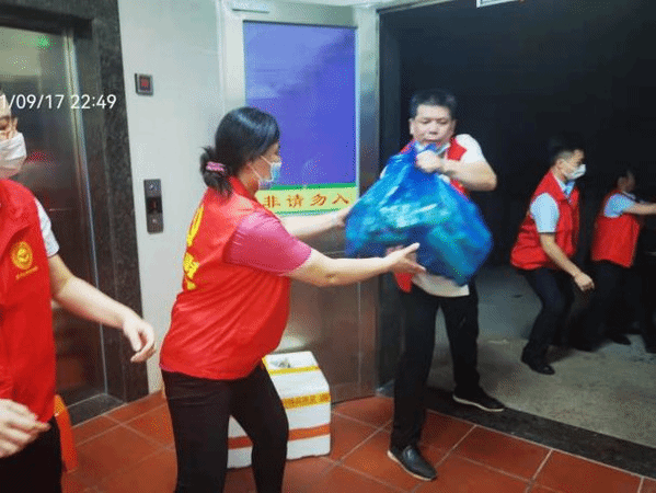 勇于担当,甘于奉献——饮食服务中心党支部党员管理骨干下沉一线保障师生供餐安全