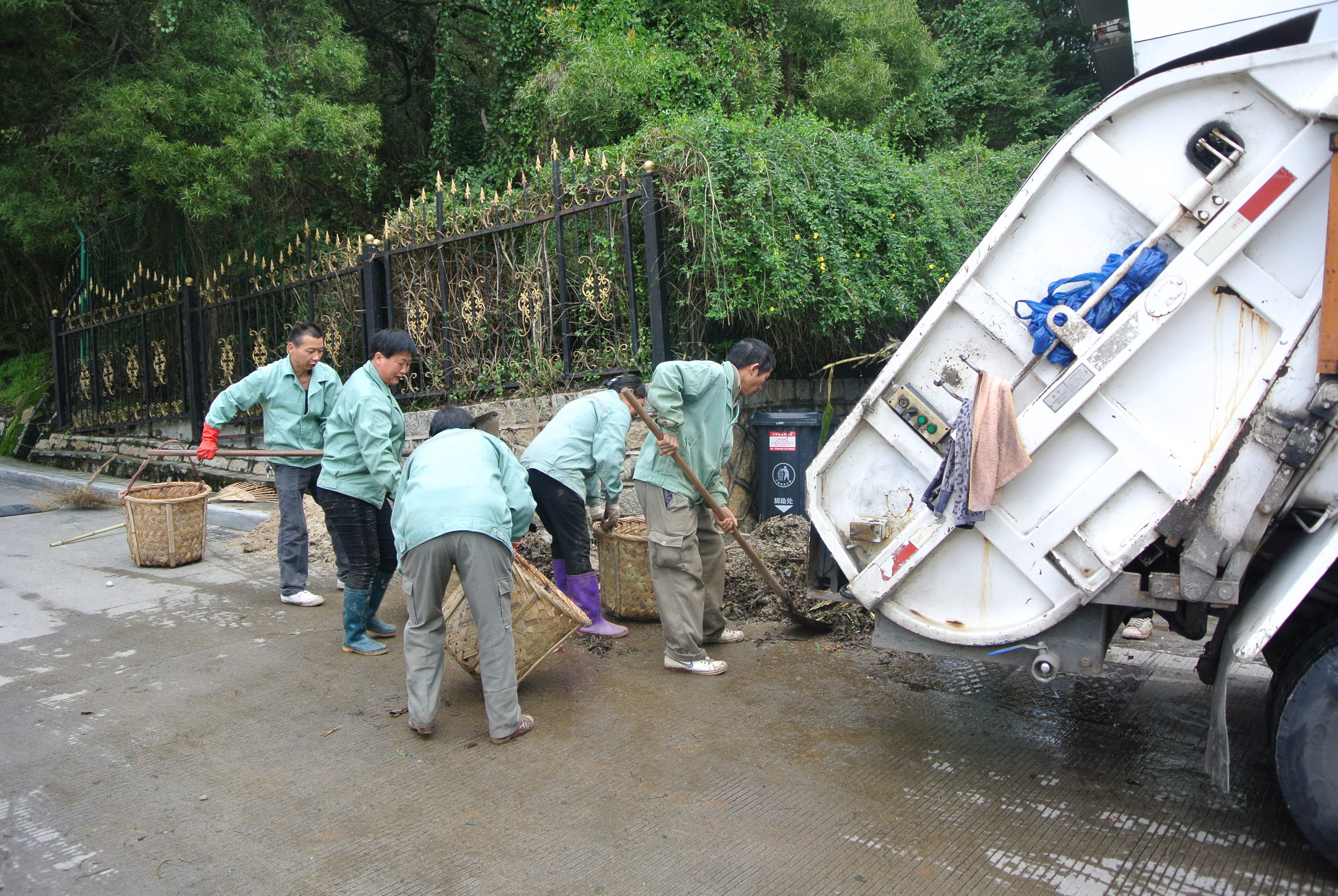 【喜迎校庆进行时】用行动表达祝福——学生公寓与环境服务中心95周年校庆保洁工作掠影