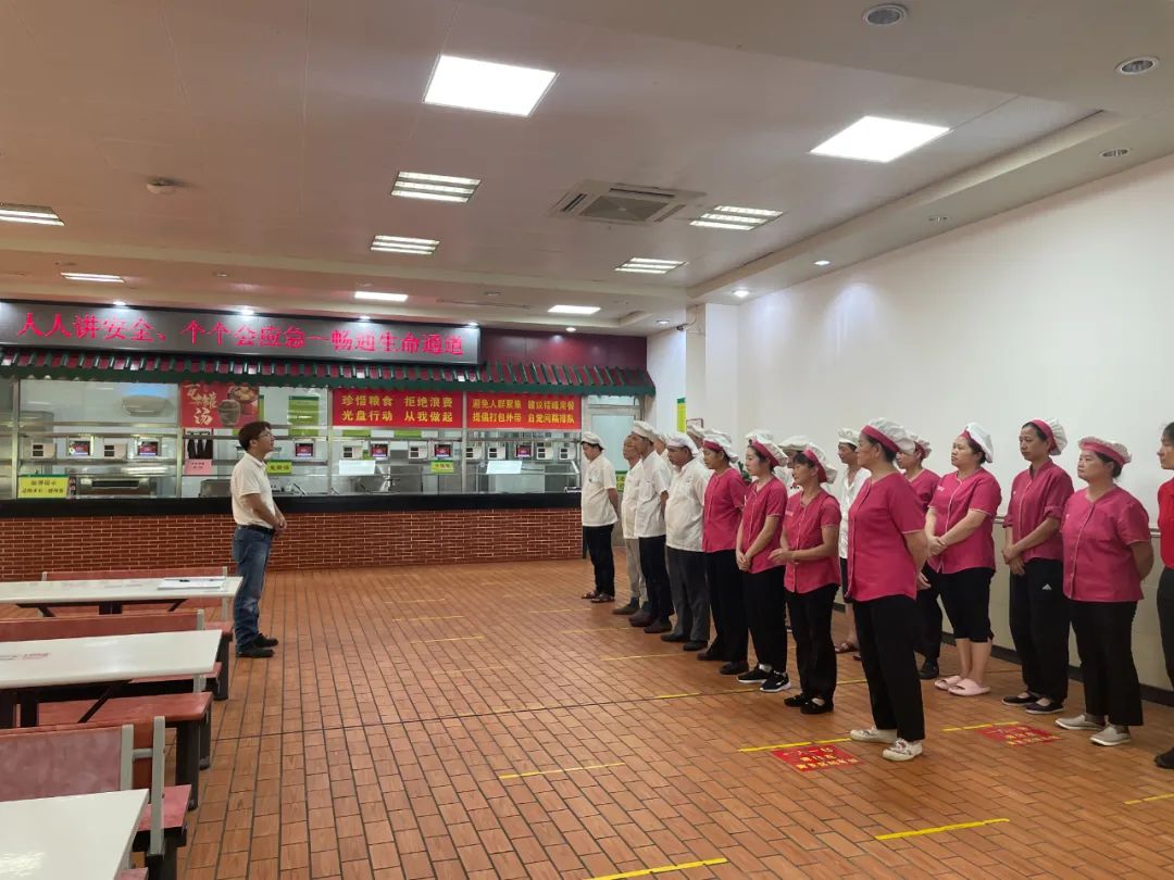 “人人讲安全、个个会应急”饮食服务中心开展“安全生产月”活动