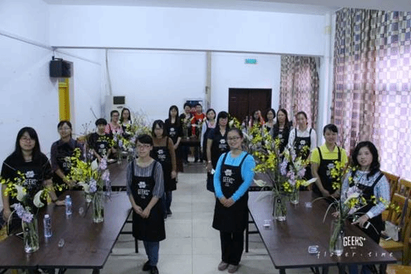 后勤集团妇委会组织开展艺术插花活动