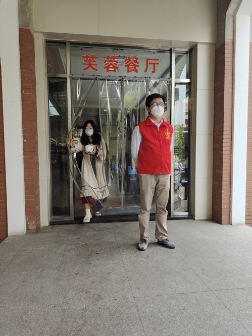 助力校园防疫,勇当党员先锋——本部党支部开展党员餐厅志愿活动