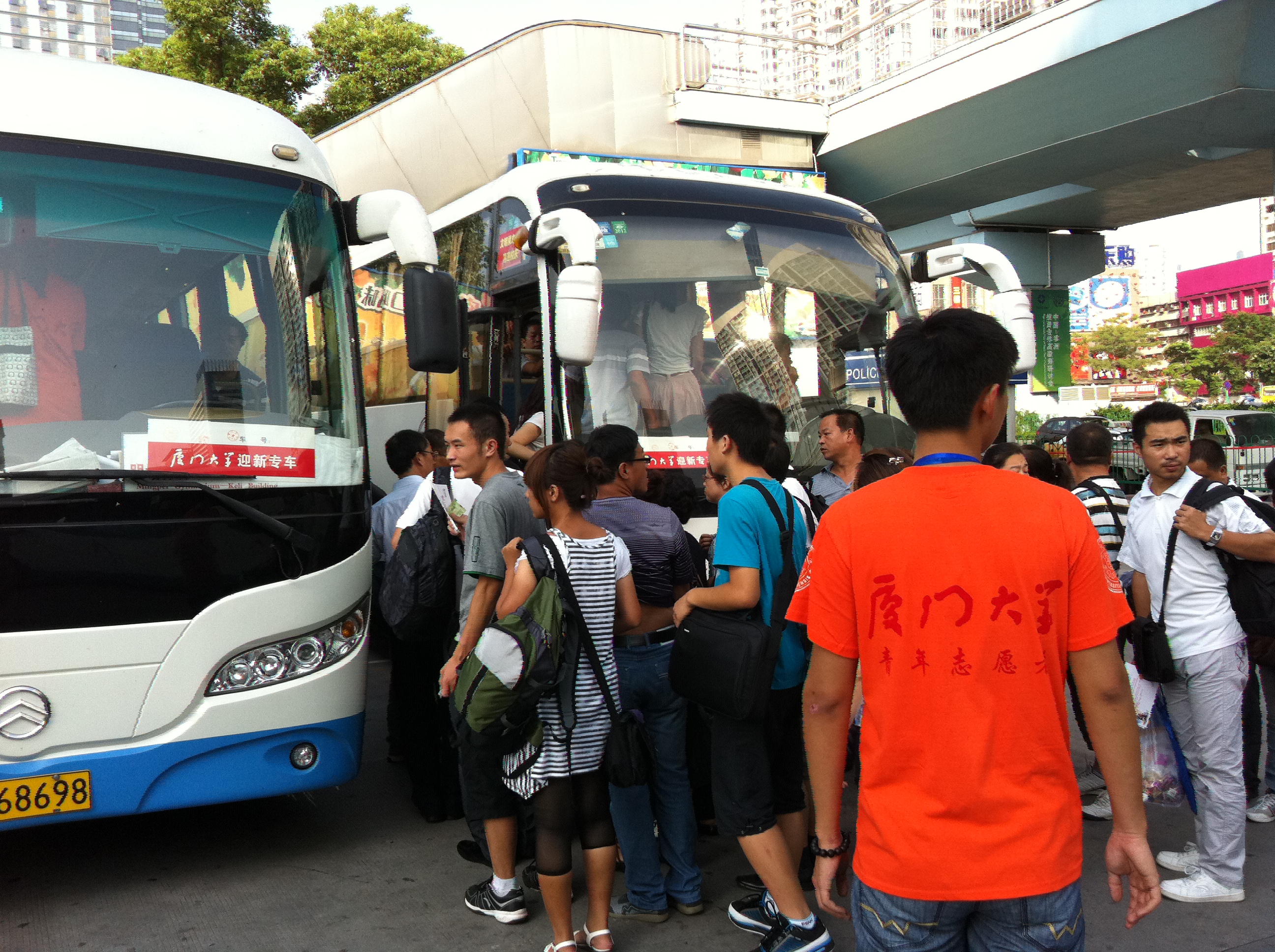 用心服务 温暖新生 ——后勤集团在迎新工作中创先争优