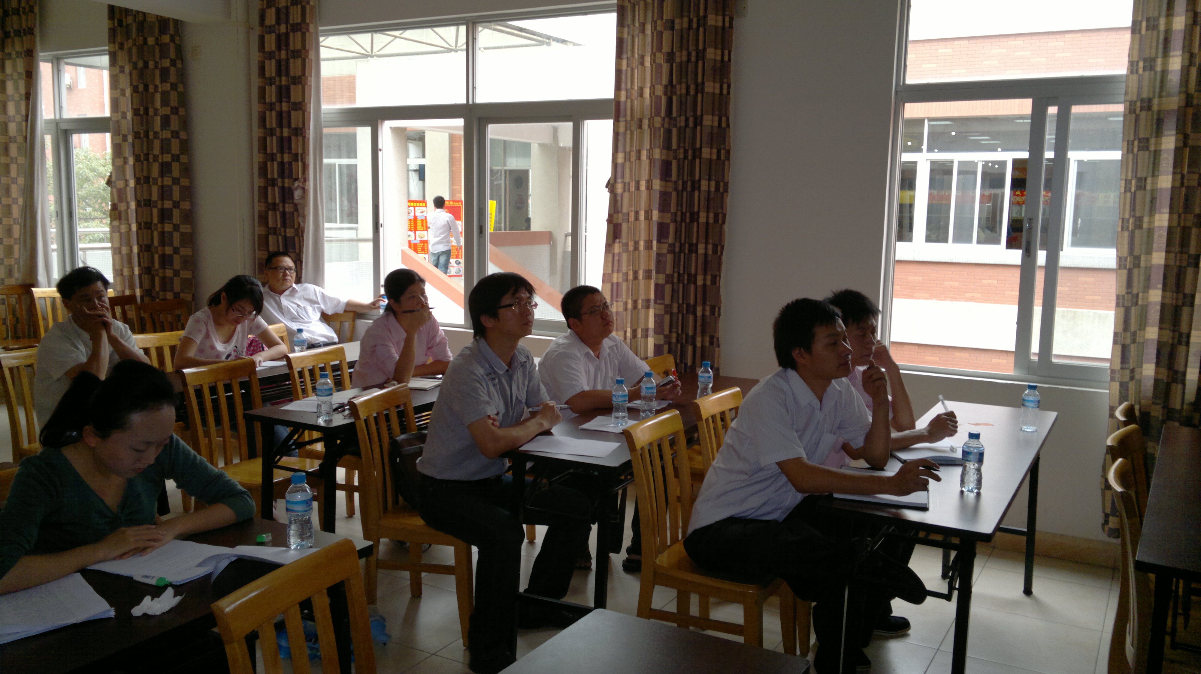 饮食服务中心召开电梯安全知识培训专项会议