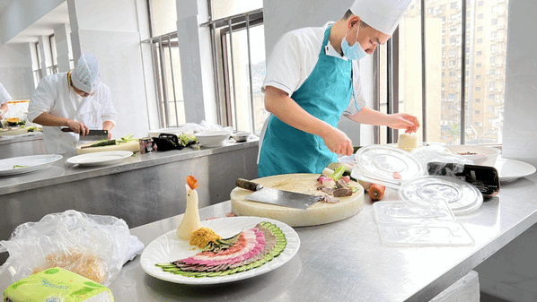 喜报:饮食服务中心人才培养再创佳绩