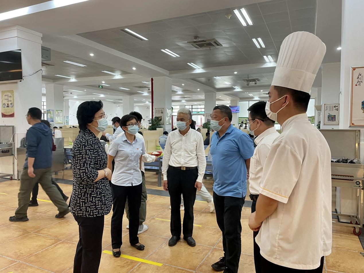 校领导到翔安校区餐厅检查疫情防控工作