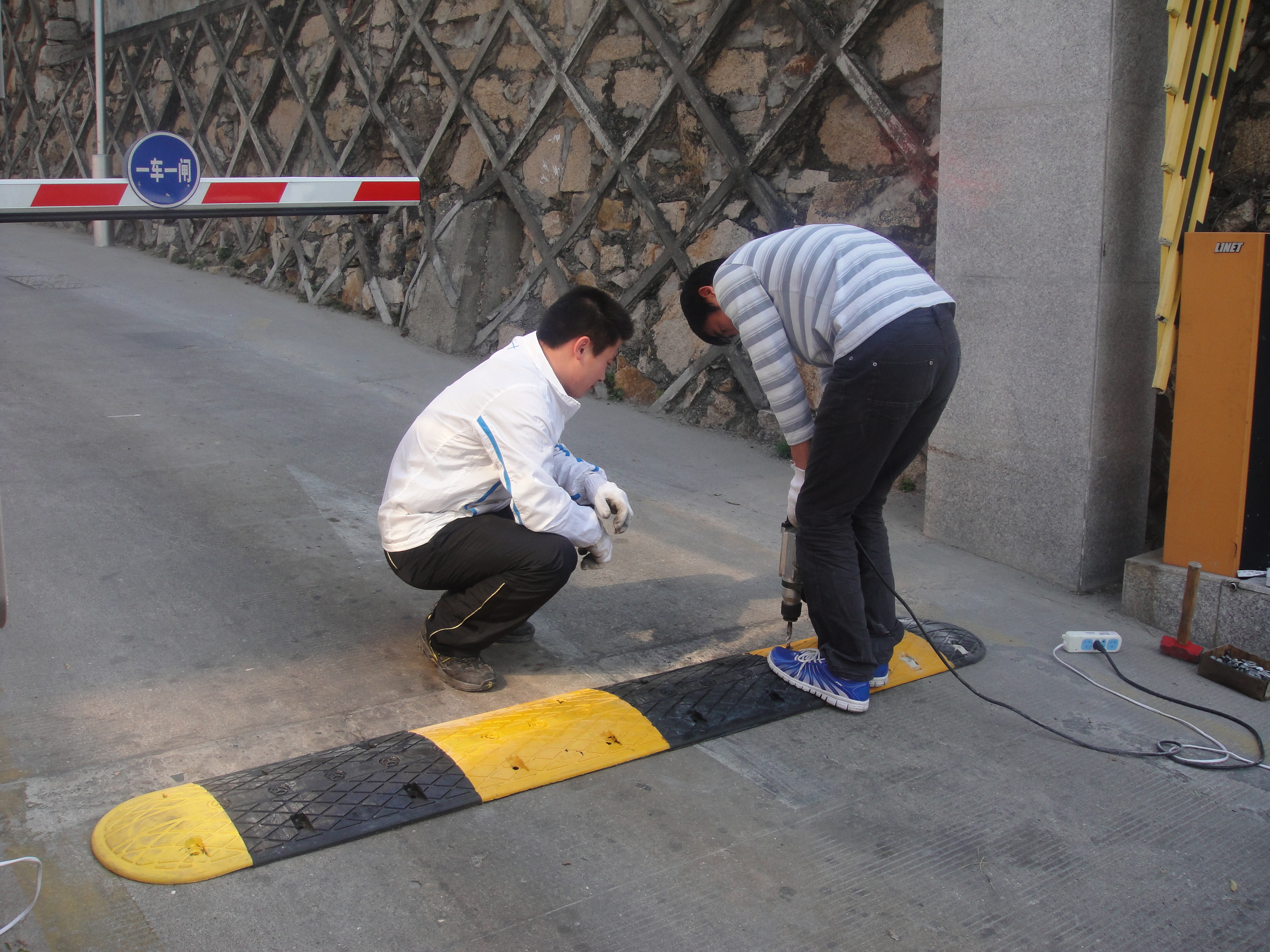 更新交通安全设施 保障校园行车安全