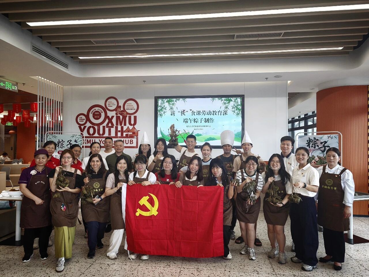 中外学子裹粽赏民俗 粽香浓浓迎端午