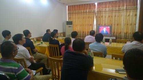 扛起心中旗帜,长征永不停息——漳州校区服务办党支部集体收看纪念红军长征胜利80周年大会