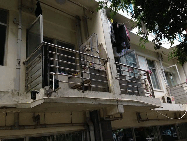 安全第一 防范未然——海韵18号职工公寓更换阳台护栏