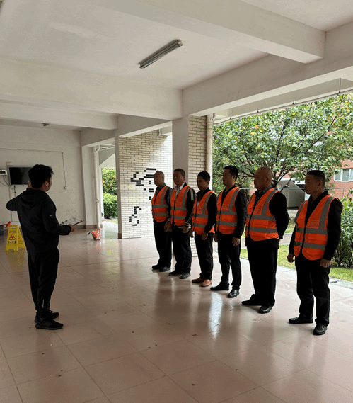 四月花开夏日近,空调清洗维保忙——漳州校区物业部开展园区空调清洗工作